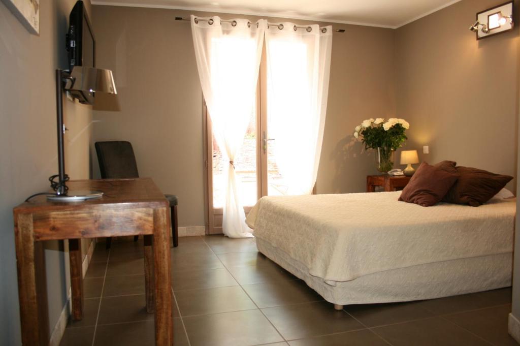 L'Hotellerie Kouros Cuers Exteriör bild